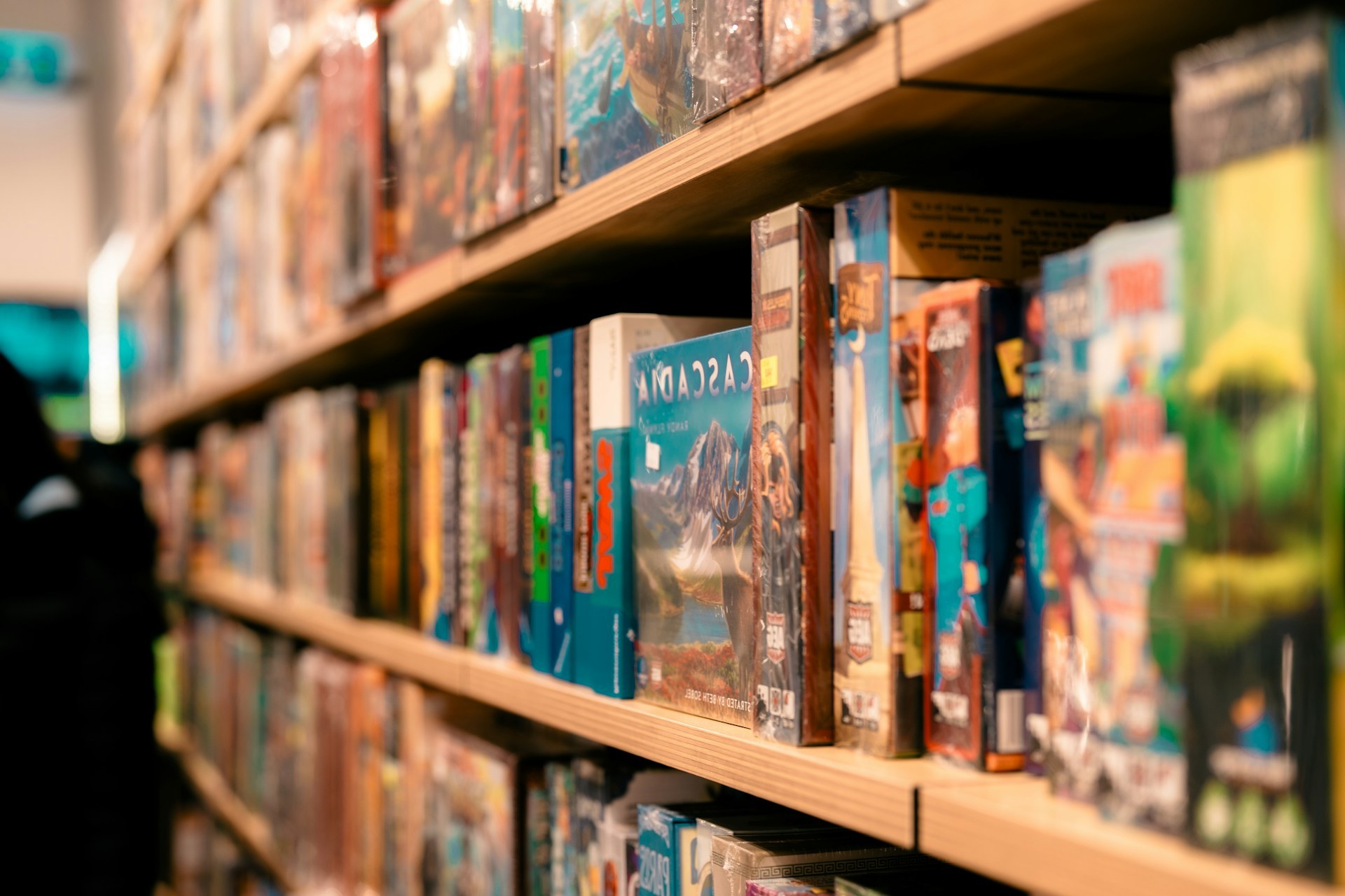 Étagères remplies de boîtes de jeux de société