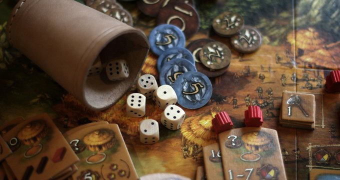 Plateau de jeu de société avec dés et jetons