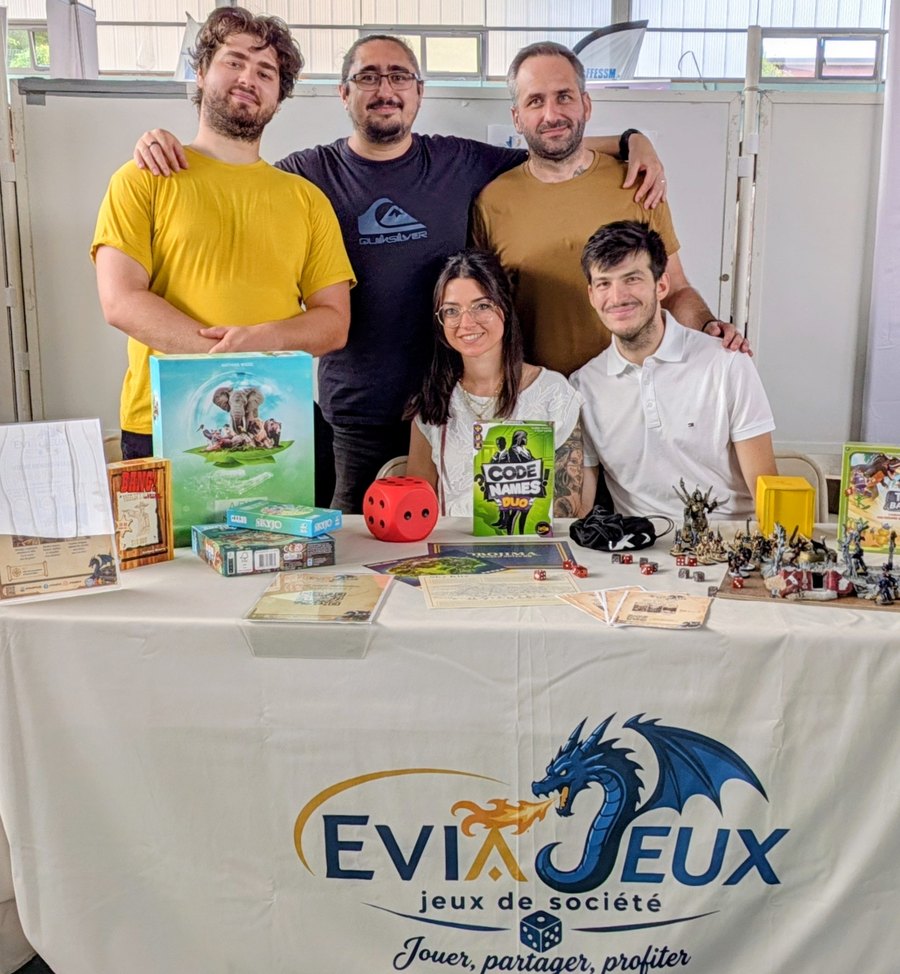 L'équipe d'Éviajeux derrière son stand au Forum des associations d'Évian, septembre 2026