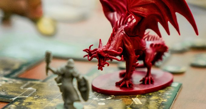 Figurine de dragon et guerrier sur un plateau de jeu