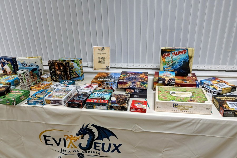 Sélection de jeux de société sur la nappe Éviajeux, soirée de lancement de septembre 2026