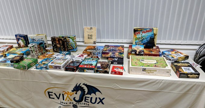 Sélection de jeux de société sur la nappe Éviajeux, soirée de lancement de septembre 2026